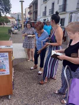 Buena acogida de los vecinos al mercadillo de libros promovido por la Biblioteca Municipal