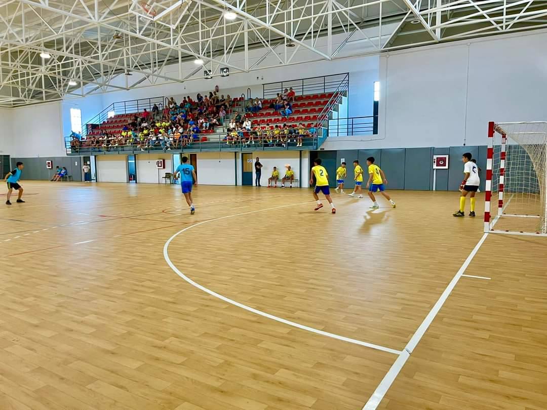 Más de un centenar de niños participan en el maratón de fútbol sala