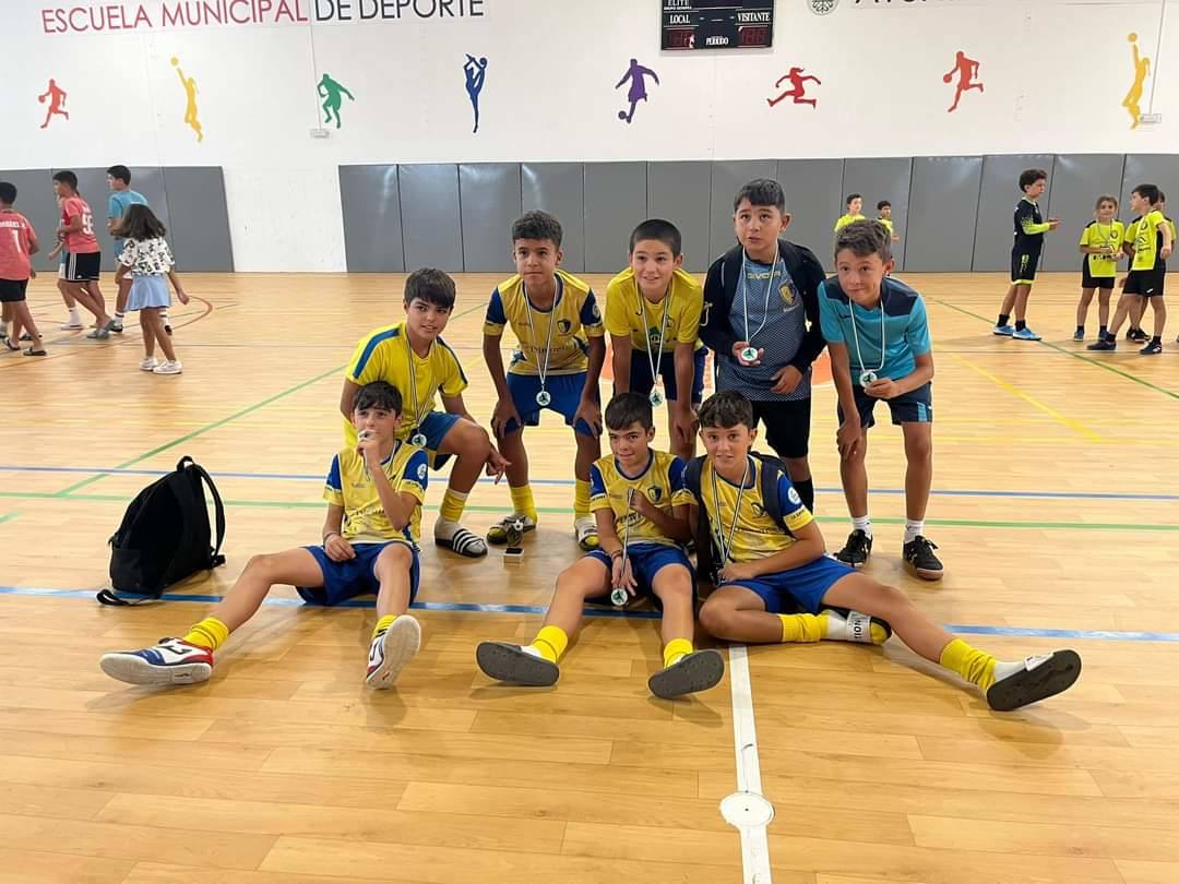 Más de un centenar de niños participan en el maratón de fútbol sala