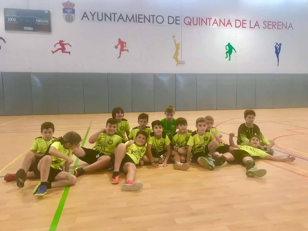 Más de un centenar de niños participan en el maratón de fútbol sala
