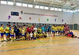 Más de un centenar de niños participan en el maratón de fútbol sala