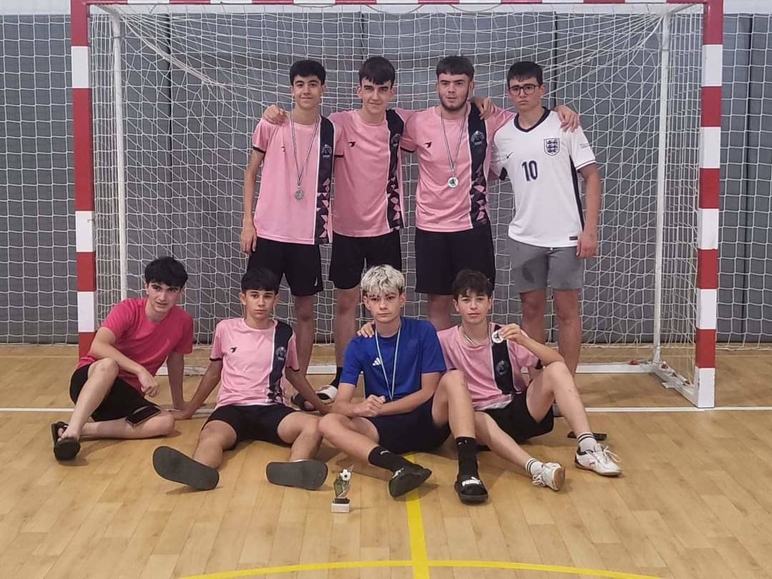 Más de un centenar de niños participan en el maratón de fútbol sala