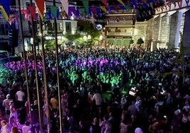La plaza de España se llenó durante el concierto de OBK y el dJ Fernandisco