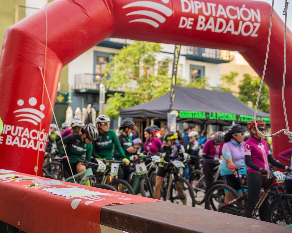 Las participantes en la línea de salida