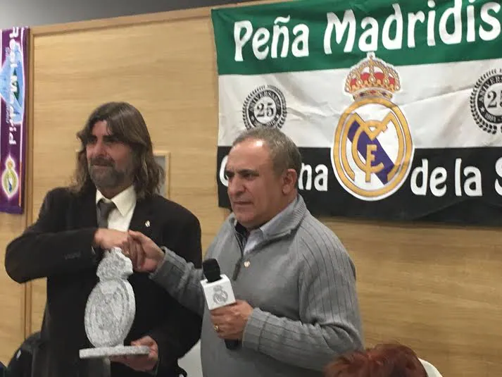 Sandokan con el presidente de la peña Real Madrid.CEDIDA