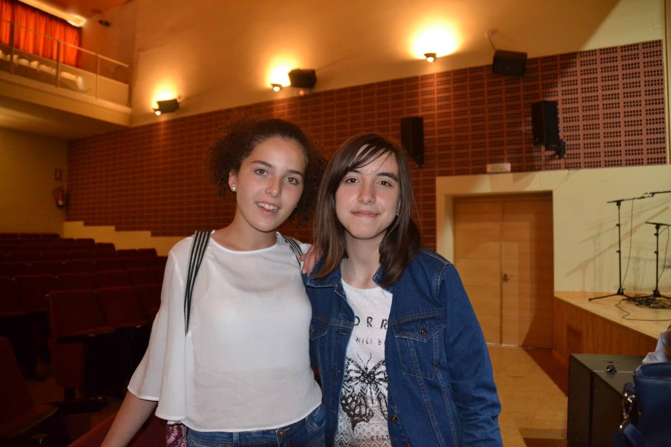 Raquel y Marta en el acto de clausura de la Olimpiada en Castuera.