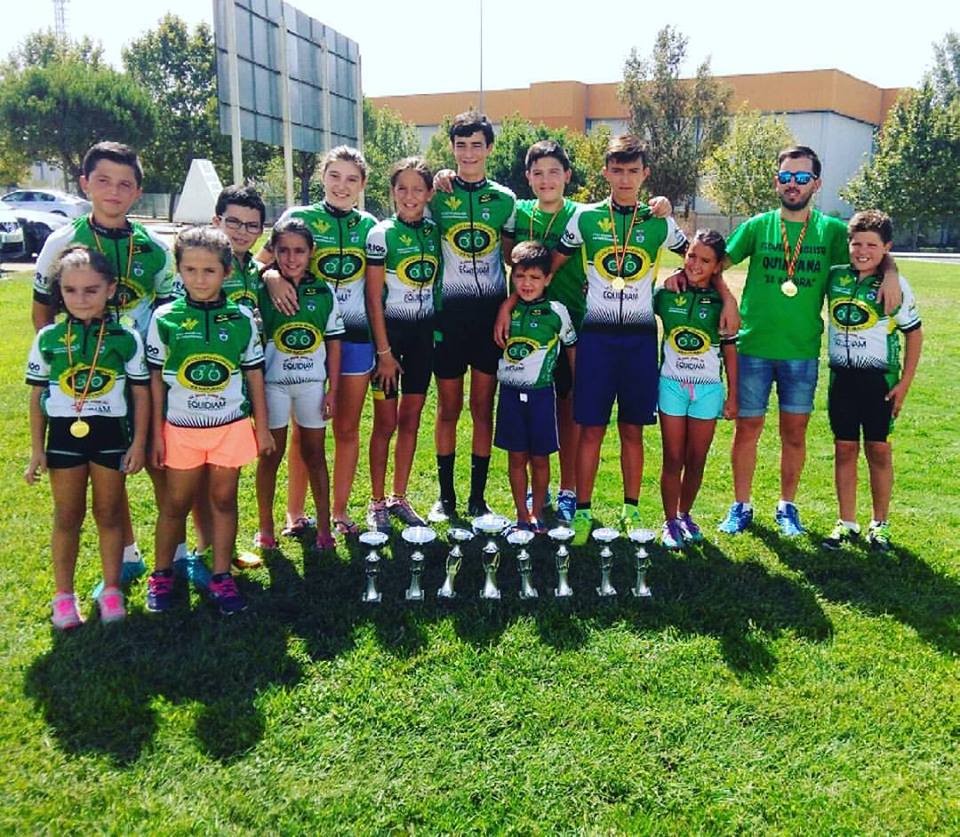 Escuela ciclista con algunos de ellos premiados este año en la Gala del Ciclismo.
