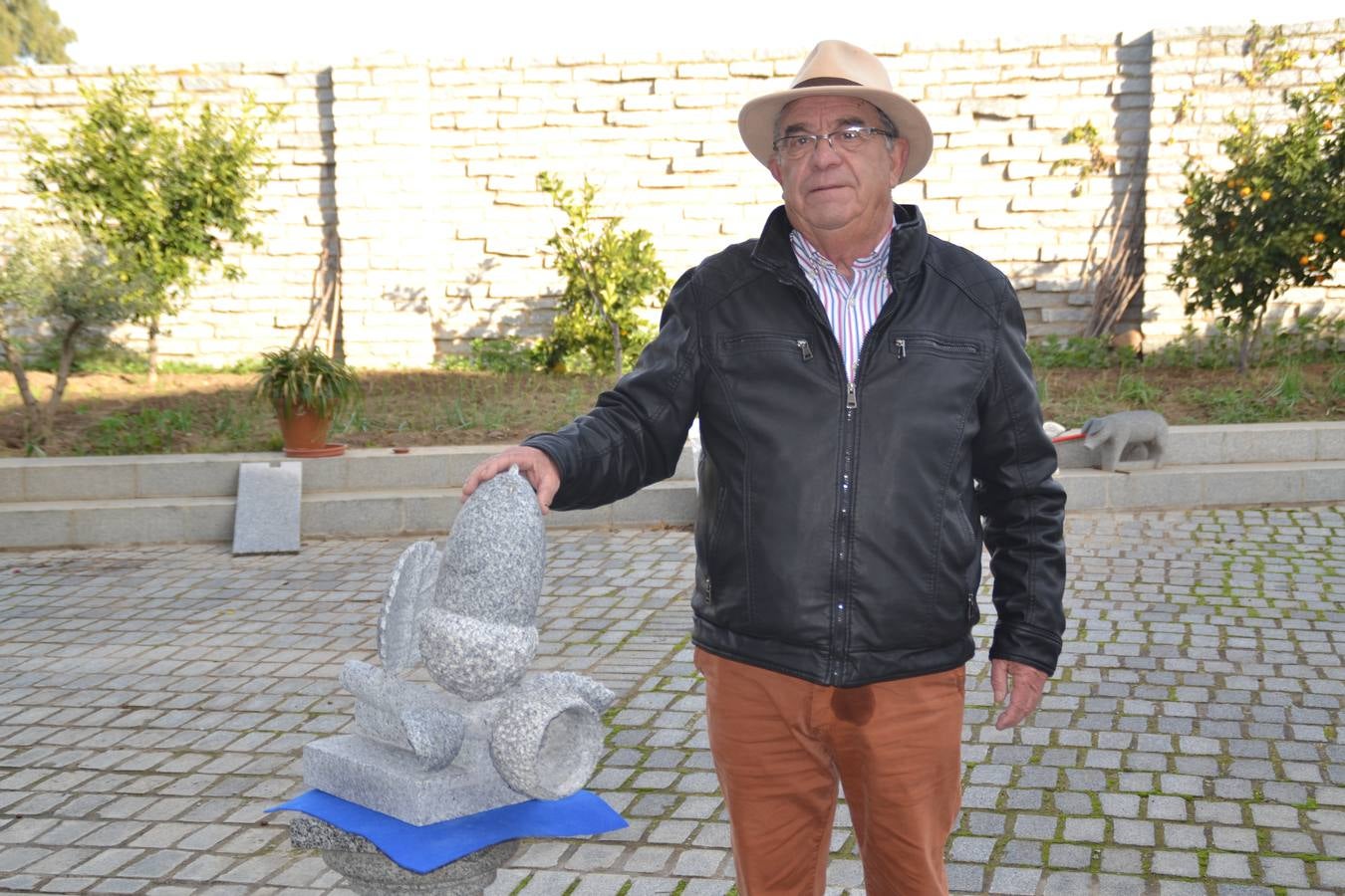 Domingo Gómez propone colocar una bellota grande de granito en la salida de la carretera de Zalamea