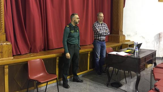 El Sargento de Quintana y el Cabo de Castuera impartieron la charla 