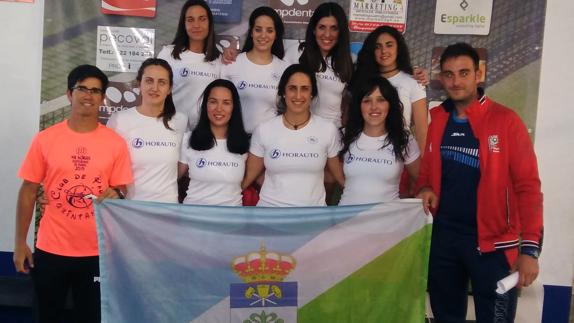 Las jugadoras del equipo junto a los entrenadores 