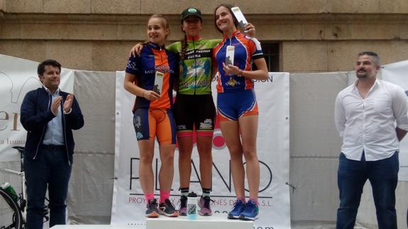 Eva Vélez liderando el podium 