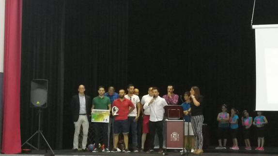 El CD Quintana de fútbol sala recogiendo el premio 