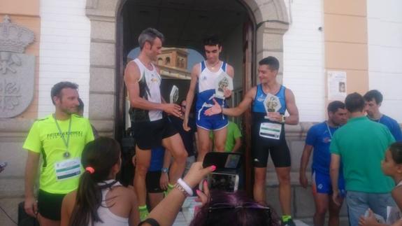 La entrega de medallas en la maratón popular 