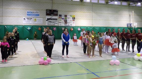 Los tres clubes participantes antes de finalizar la exhibición 