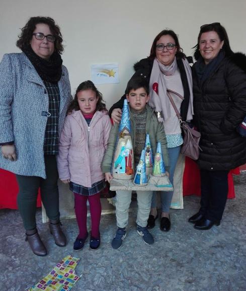 David Barquero junto a su familia y la directora del centro :: 