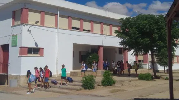 Los alumnos saliendo del edificio de ‘La Laguna’  
