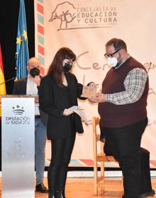 Imagen secundaria 2 - Cuarteto Ayala; Ganadora del segundo premio María Dolores Núñez junto a la concejala Sonia Antúnez; Nerea Correa, ganadora del premio especial sanvicenteño junto a David Domínguez 