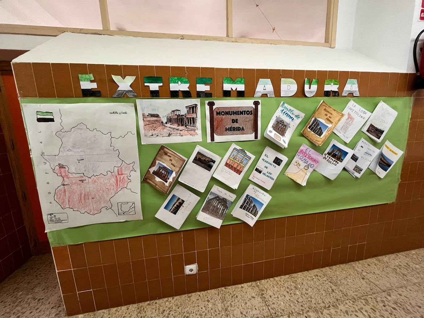 Imagen principal - Diferentes murales que han realizado los alumnos y uno de los disfraces