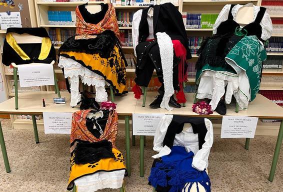 Imagen principal - Exposición de trajes regionales, instrumentos y Sonia, maestra del centro 