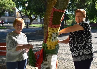 Imagen secundaria 1 - Los árboles del parque de España se visten de ganchillo y colores