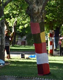 Imagen secundaria 2 - Los árboles del parque de España se visten de ganchillo y colores