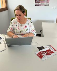 Imagen secundaria 2 - Uno de los despachos, sala de conferencias y Myrian Segura, técnica. 