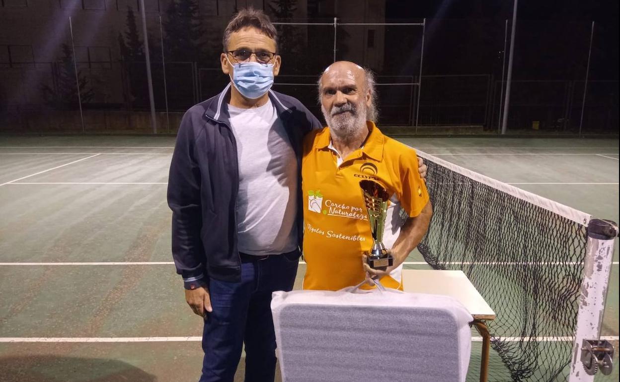 El concejal de Deportes junto a lgnacio Carrillo 'Tachi', el ganador de la edición pasada. 