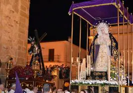 El Nazareno y la Virgen de los Ángeles a las puertas de la iglesia.