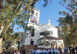 Imagen de la ermita junto a la Virgen de Fátima.