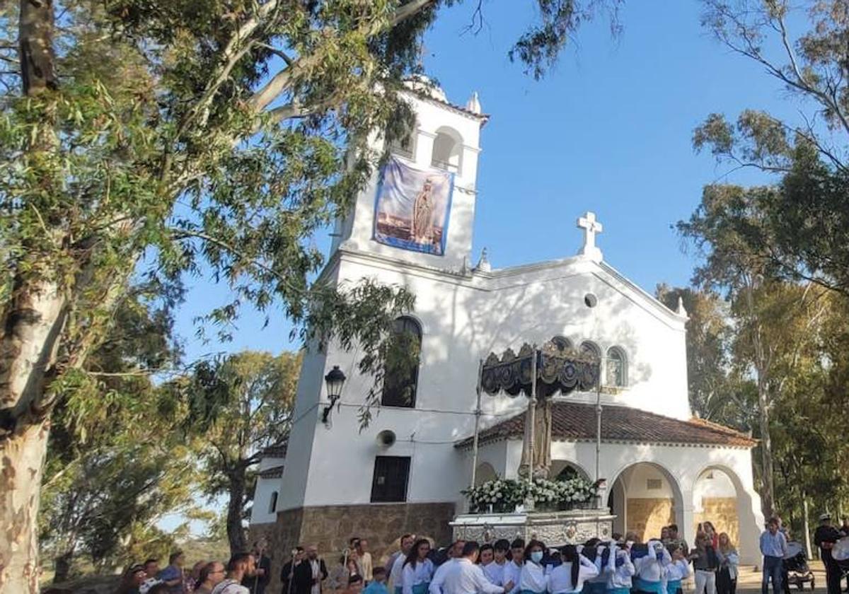 Imagen de la ermita junto a la Virgen de Fátima.
