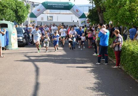 Imagen secundaria 1 - El colegio Pedro Vilallonga despide el curso con una carrera solidaria a favor de AOEx San Vicente