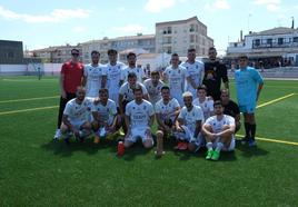 El equipo del Sanvicenteño de la temporada pasada junto al trofeo.