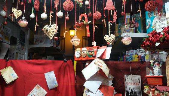 Los comercios y viviendas de la localidad se decoran por Navidad