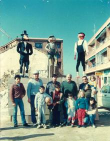 Imagen secundaria 2 - Hogueras, ramajos y los muñecos de Manolo Cordovilla. 