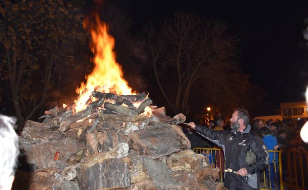 Imagen principal - Hogueras, ramajos y los muñecos de Manolo Cordovilla. 