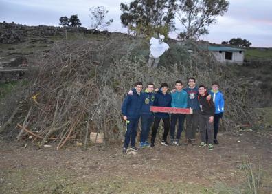 Imagen secundaria 1 - Hogueras, ramajos y los muñecos de Manolo Cordovilla. 