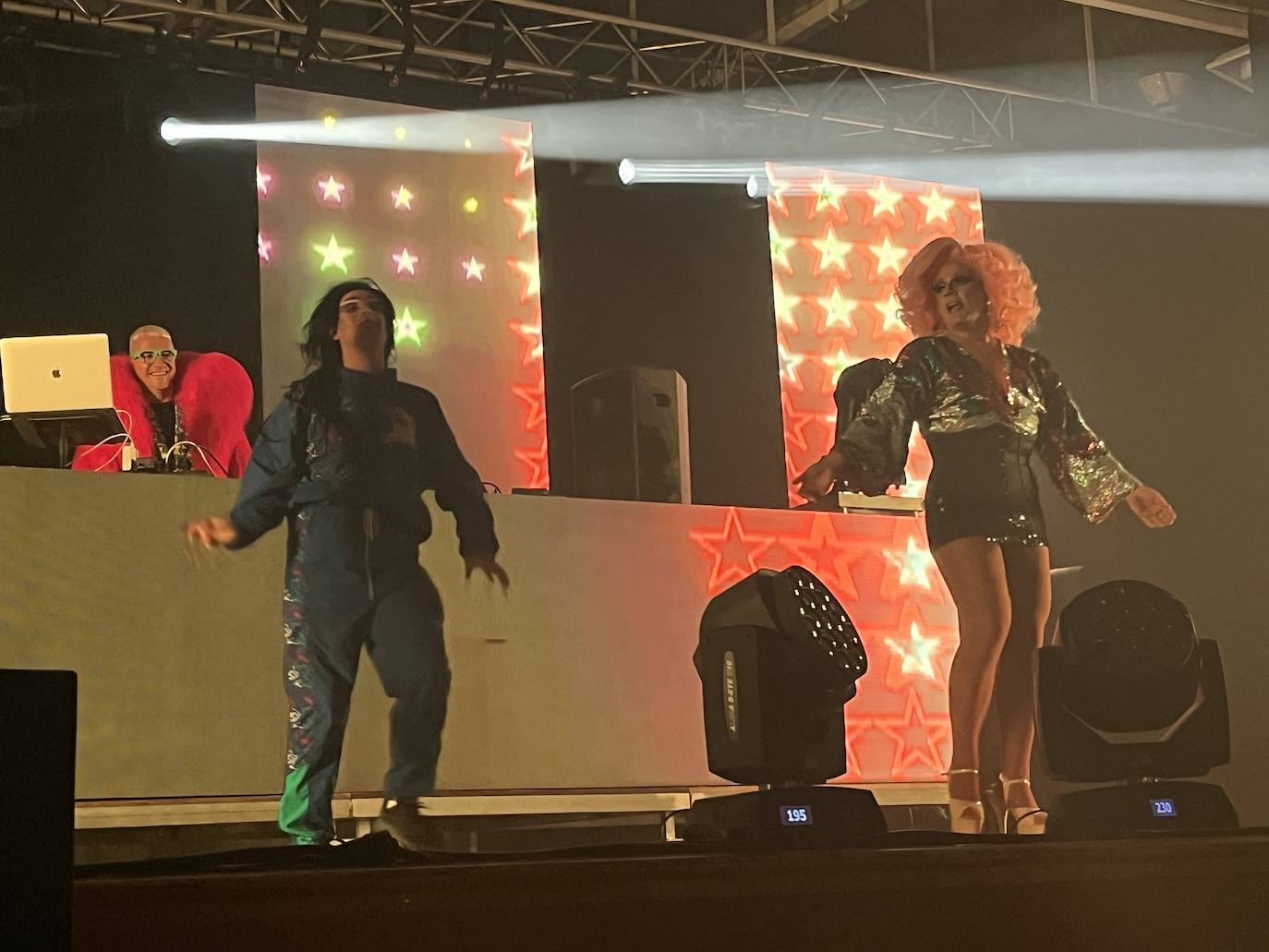 Fotos: Viernes de Carnaval marcado por la música ochentera, noventera y espectáculo drag