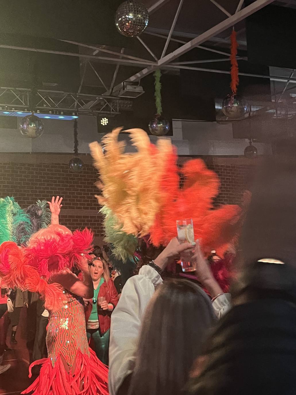 Fotos: Viernes de Carnaval marcado por la música ochentera, noventera y espectáculo drag