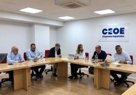 Representantes de los diferentes municpios, empresas y asociaciones en la CEOE.
