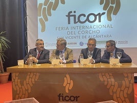 Andrés Hernáiz, alcalde de la localidad, Ignacio Higuero de Juan, consejero de Gestión Forestal, José Luis Quintana, delegado del Gobierno y Miguel Ángel Gallardo, presidente de Diputación de Badajoz.