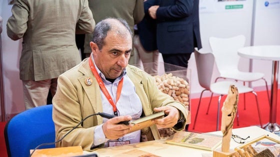 Luis Zamoro Negrín, un artesano del corcho ligado a sus raíces