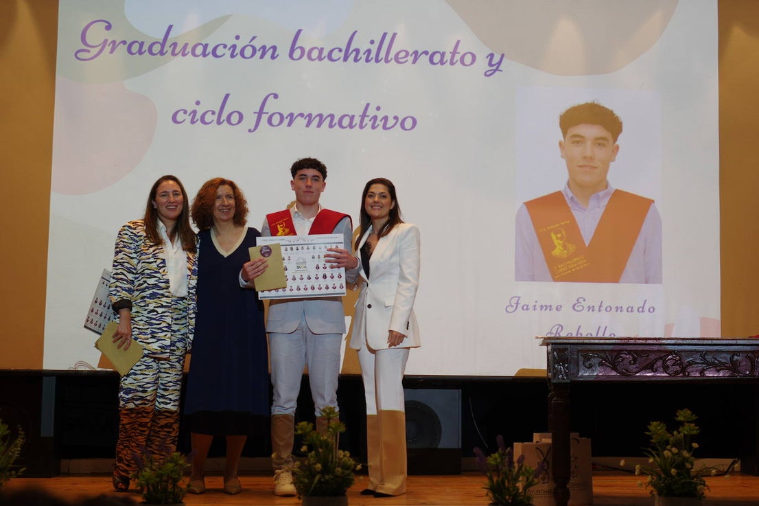 Graduados los alumnos de bachillerato y ciclo del instituto Joaquín Sama