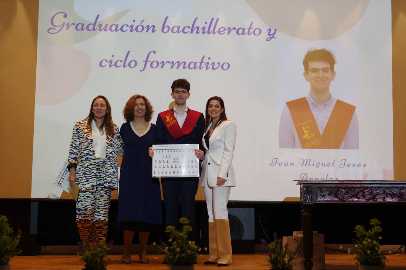 Graduados los alumnos de bachillerato y ciclo del instituto Joaquín Sama