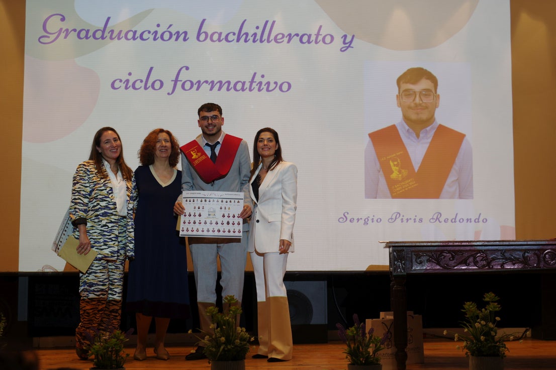 Graduados los alumnos de bachillerato y ciclo del instituto Joaquín Sama
