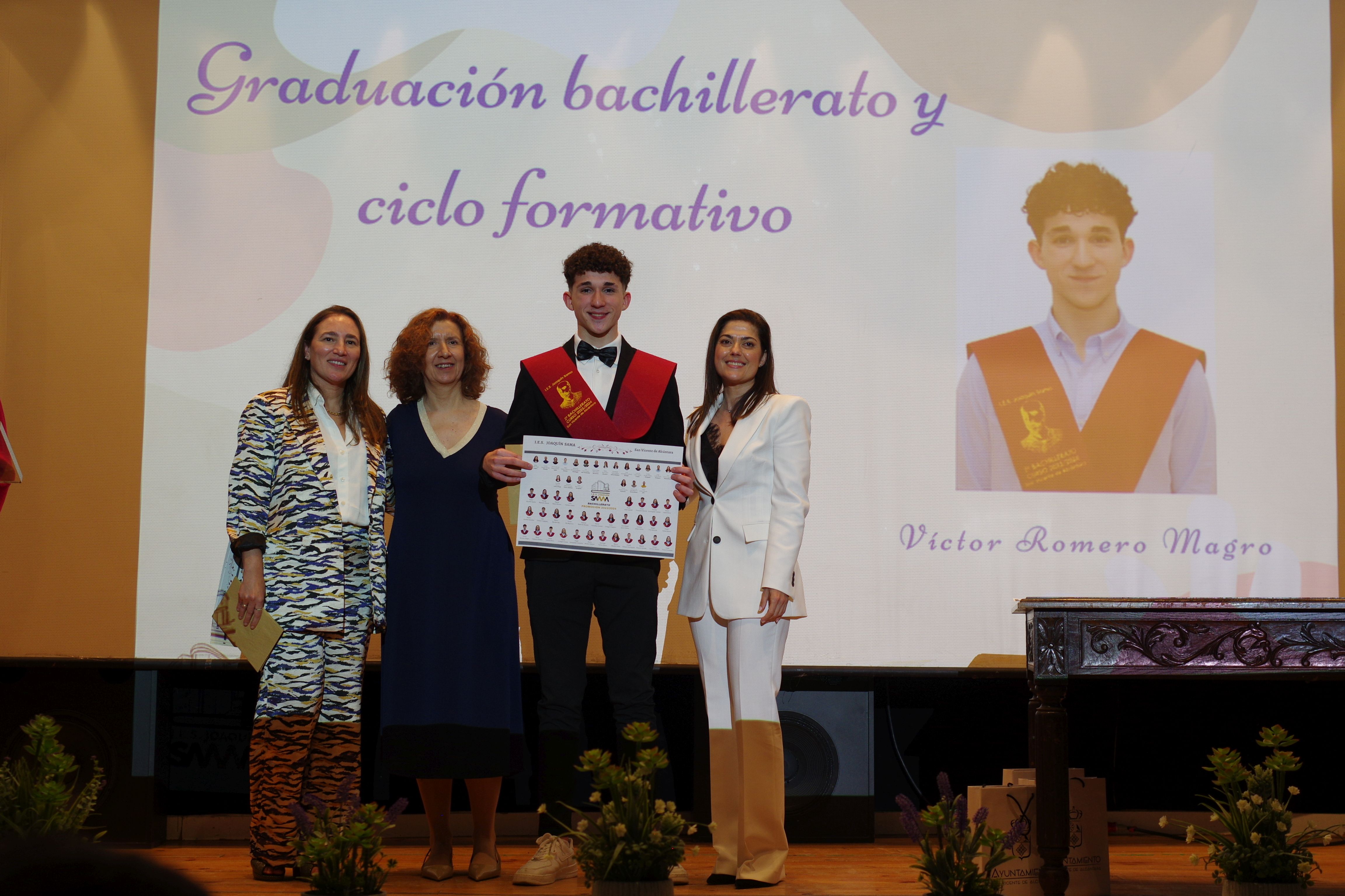 Graduados los alumnos de bachillerato y ciclo del instituto Joaquín Sama