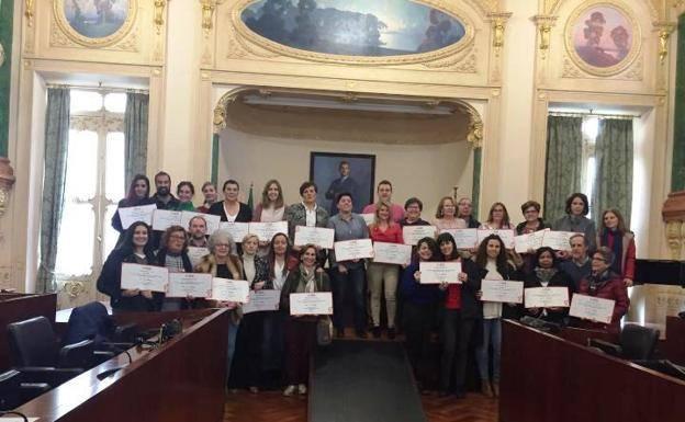 La Diputación de Badajoz realizó la entrega de los cheques a las asociaciones subvencionadas para realizar esta campaña de igualdad.