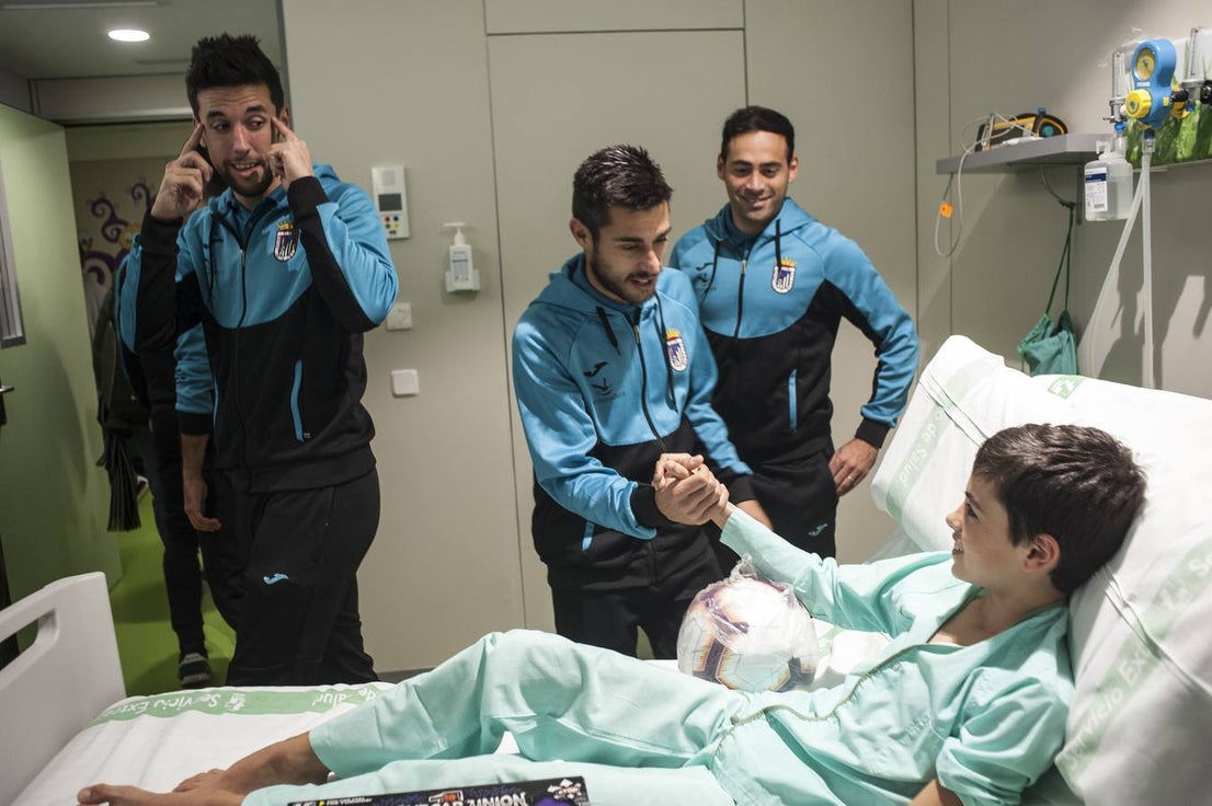 Los jugadores del Badajoz ejercieron de particulares Reyes Magos en la tradicional visita al Hospital Materno Infantil. Damián Petcoff, Éder Díez, David Martín, Higón, Cristian Pérez, Mario Gómez y Cidoncha acudieron en representación del club junto a Virginia Rodríguez, para llevar regalos a los niños ingresados en la planta de oncología.