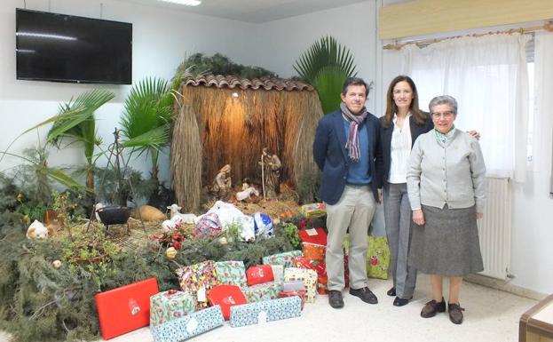 La entidad de Badajoz entregó sus regalos en la hermandad de Jesús Obero.