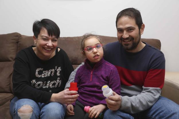 Rocío, Ana y Jon posan sonrientes en el salón de su casa. :: j. m. romero