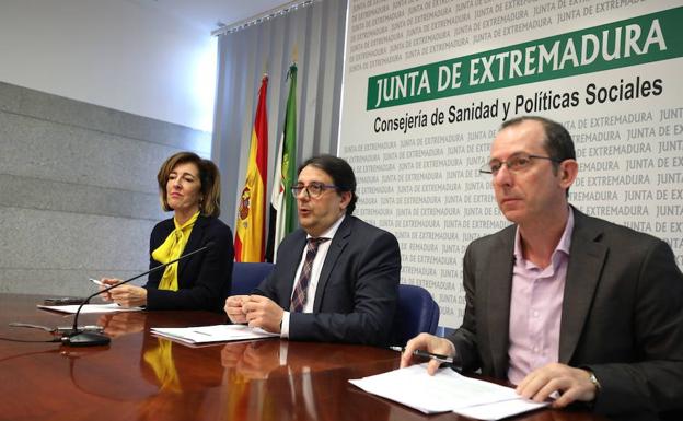 El consejero José María Vergeles, junto a su equipo, ofreciendo los datos de dependencia.